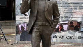 В Приозерске открылся памятник Сергею Бодрову, сегодня годовщина гибели актёра.