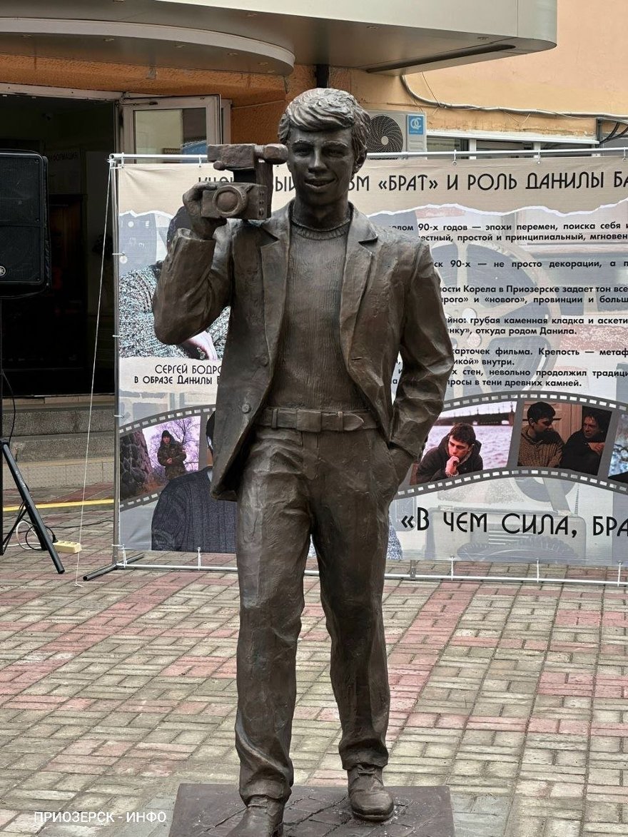 В Приозерске открылся памятник Сергею Бодрову, сегодня годовщина гибели актёра.