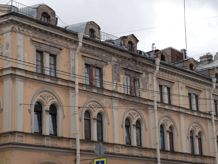 КГИОП обратился в суд с требованием обязать собственников и арендаторов Апраксина двора провести реставрацию фасадов