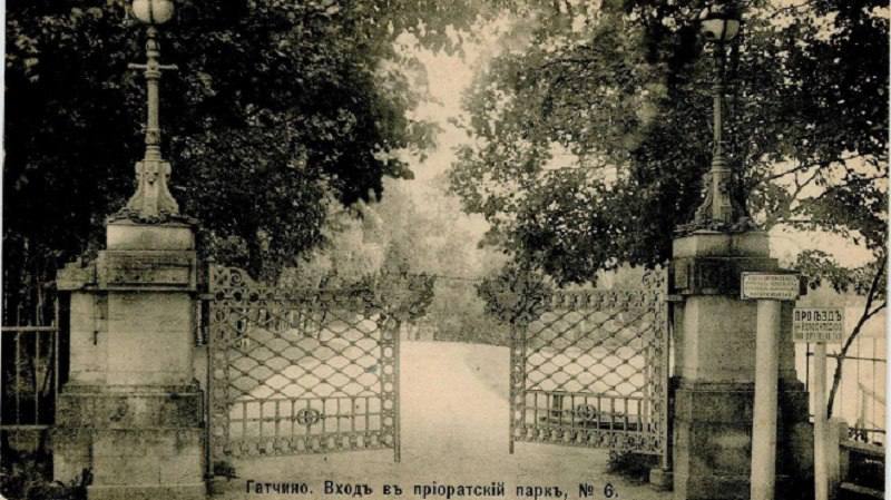 В Приоратском парке Гатчины началась реставрация исторических ворот