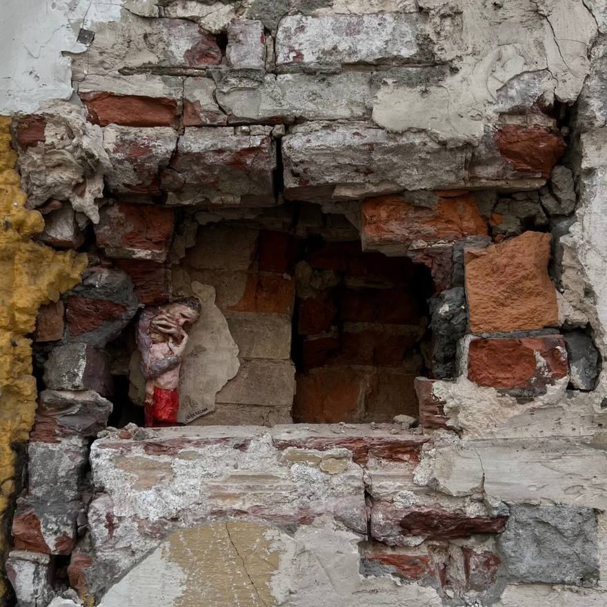 Маленькие человечки заполняют трещины и выбоины фасадов Петербурга.