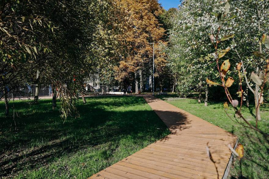 В Калининском районе открыли обновлённый сквер с утками