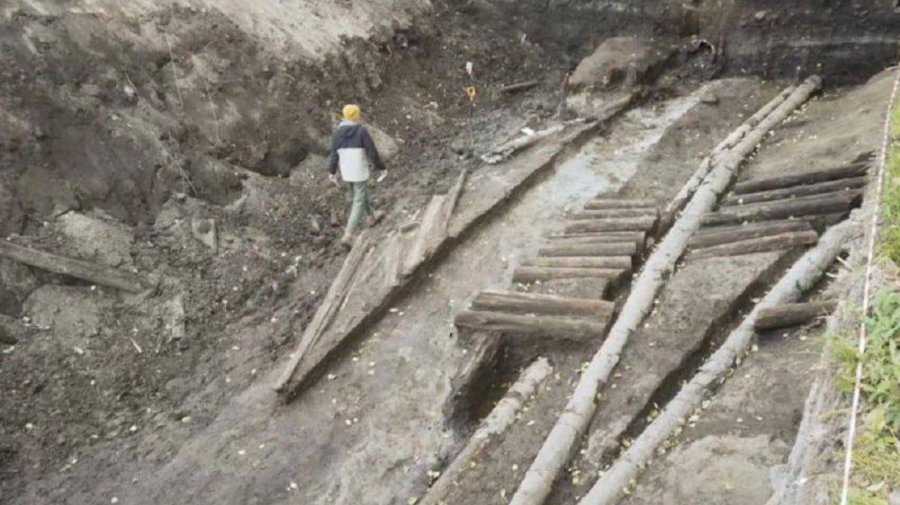 Археологи обнаружили на Свердловской набережной деревянный шведский водопровод XVII века