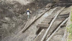 Археологи обнаружили на Свердловской набережной деревянный шведский водопровод XVII века