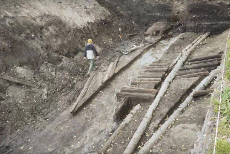 Археологи обнаружили на Свердловской набережной деревянный шведский водопровод XVII века