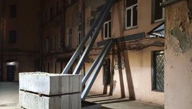 Балки подставили к дому в Питере, чтобы он не рухнул. 