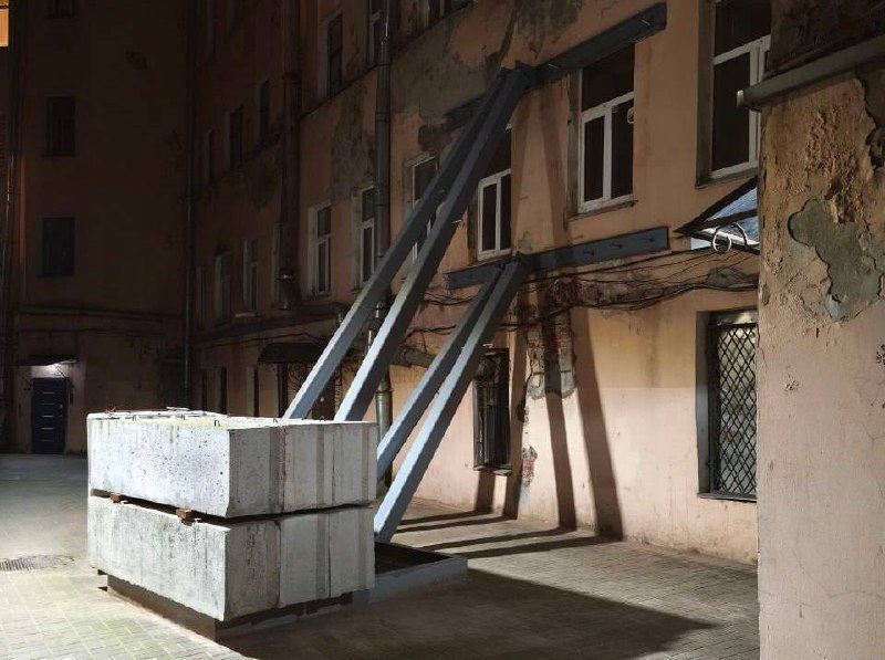 Балки подставили к дому в Питере, чтобы он не рухнул. 