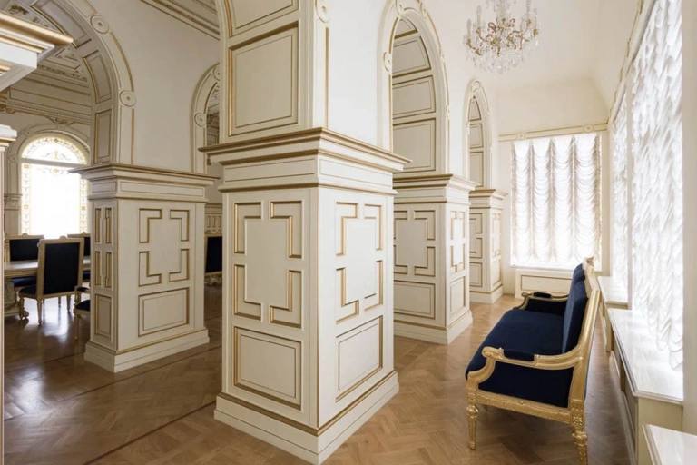 В Петербурге на продажу выставлен самый дорогой дом города — особняк на Английской набережной стоимостью 728 млн рублей.