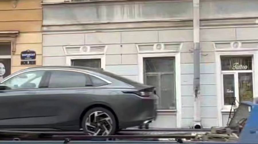 Комитет по транспорту  устроил рейд в центре с эвакуацией автомобилей со скрученными и скрытыми номерами