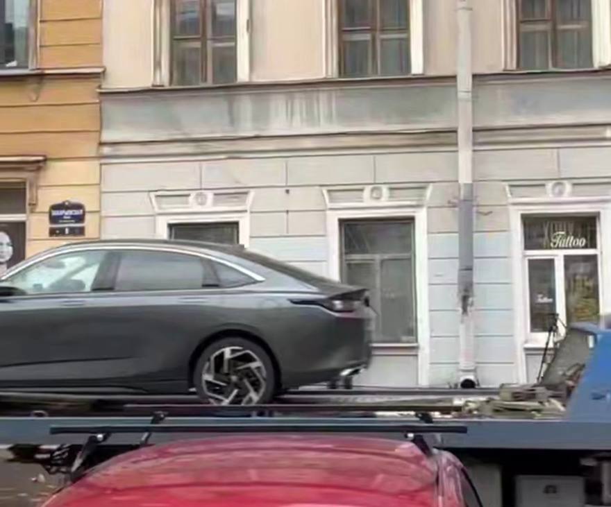 Комитет по транспорту  устроил рейд в центре с эвакуацией автомобилей со скрученными и скрытыми номерами