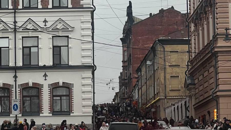 Толпы туристов обездвижили Выборг. Сегодня там проходит фестиваль «Крендель Фест».