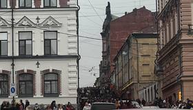 Толпы туристов обездвижили Выборг. Сегодня там проходит фестиваль «Крендель Фест».