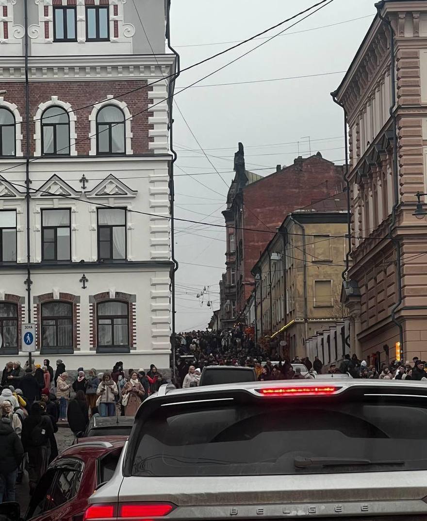 Толпы туристов обездвижили Выборг. Сегодня там проходит фестиваль «Крендель Фест».