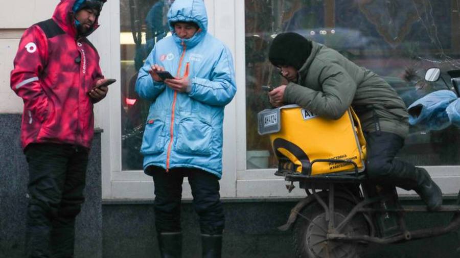 В Петербурге с 3 ноября вступил в силу запрет на работу мигрантов курьерами