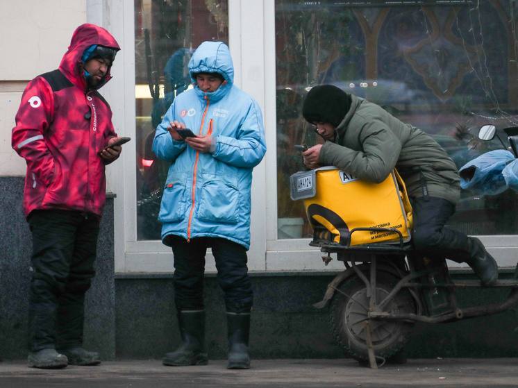 В Петербурге с 3 ноября вступил в силу запрет на работу мигрантов курьерами