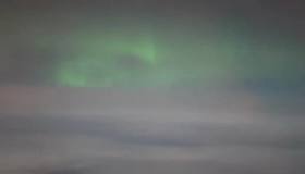 Петербурженка увидела северное сияние с высоты птичьего полёта.