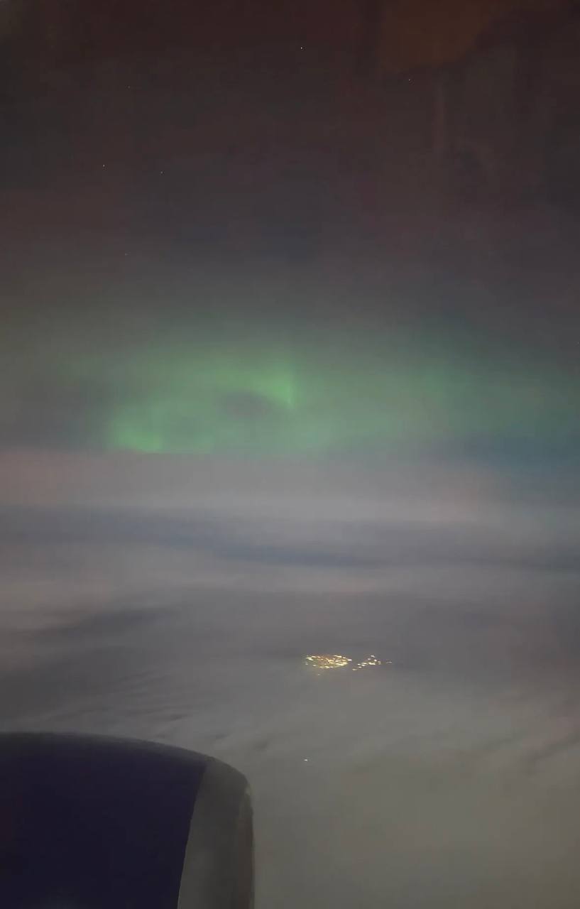 Петербурженка увидела северное сияние с высоты птичьего полёта.
