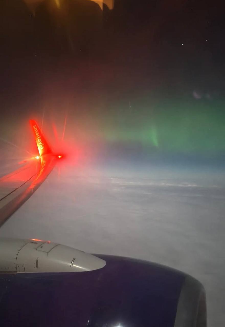 Петербурженка увидела северное сияние с высоты птичьего полёта.