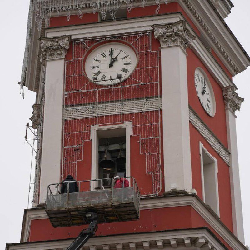 Думскую башню уже украшают к Новому году.