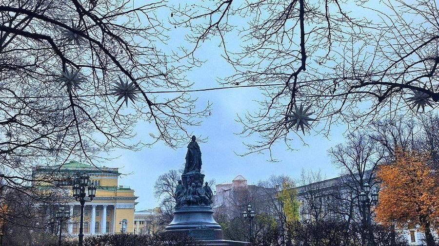 Петербург наполняется новогодней атмосферой