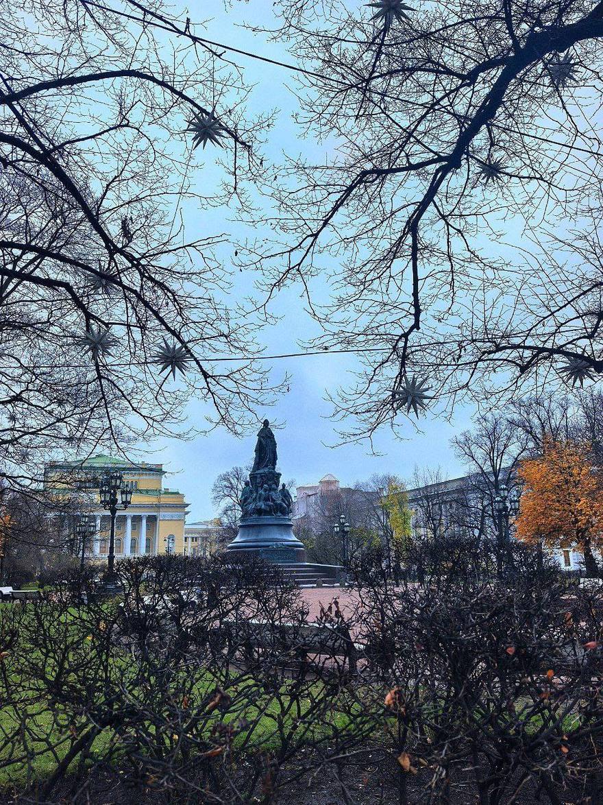 Петербург наполняется новогодней атмосферой 