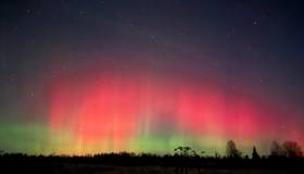 Красное северное сияние засняли в Ленобласти