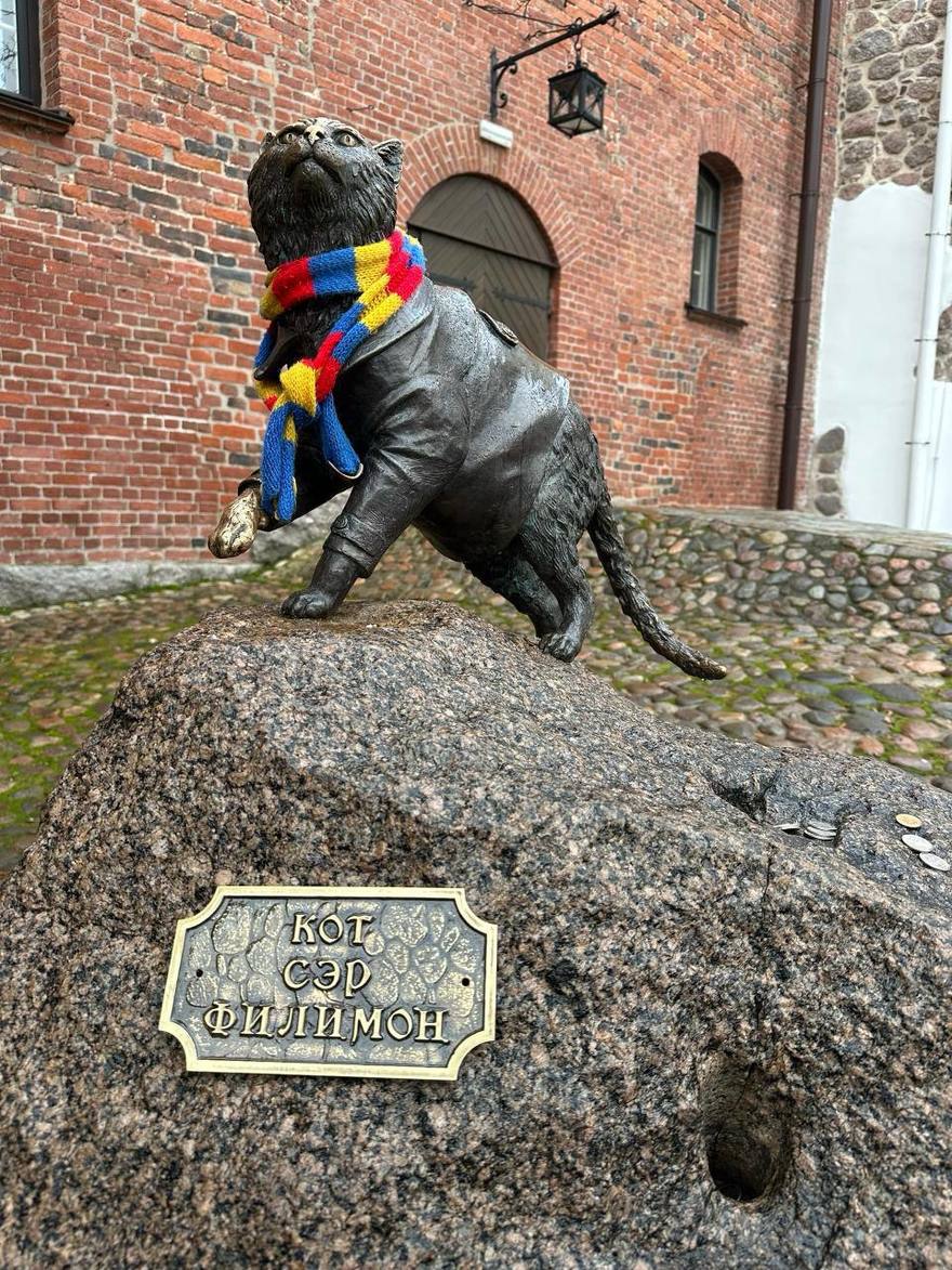 Коту Филимону установили именную табличку в Выборге. 