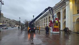 Деда Мороза установили возле Гостиного двора — подготовка к Новому году на локации в самом разгаре.