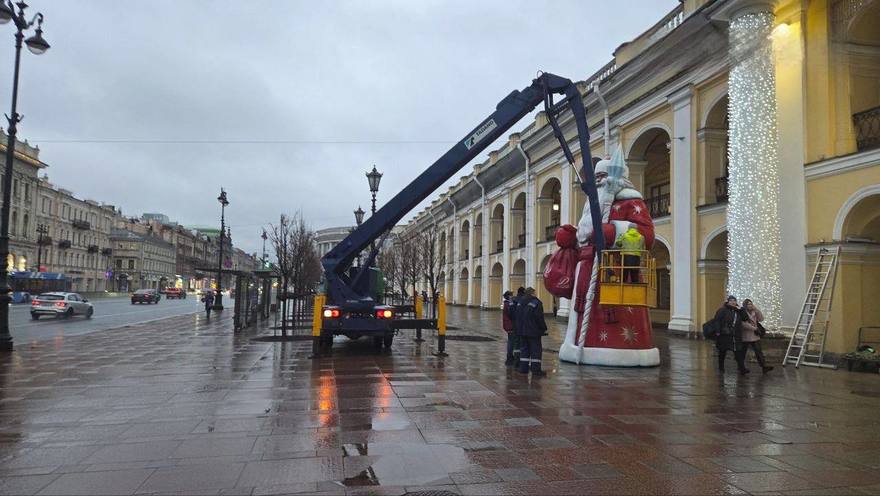 Деда Мороза установили возле Гостиного двора — подготовка к Новому году на локации в самом разгаре.