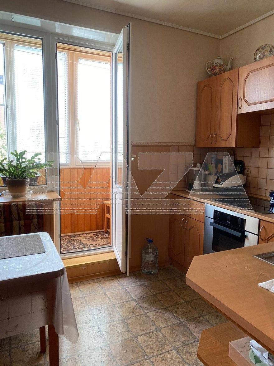 Пожилая петербурженка продала свою квартиру за 8,5 миллионов рублей, однако после сделки отказалась съезжать, заявив, что её обманули.