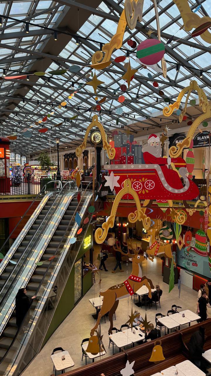 Новогоднее настроение уже чувствуется в питерском фудмолле на Обводном канале.