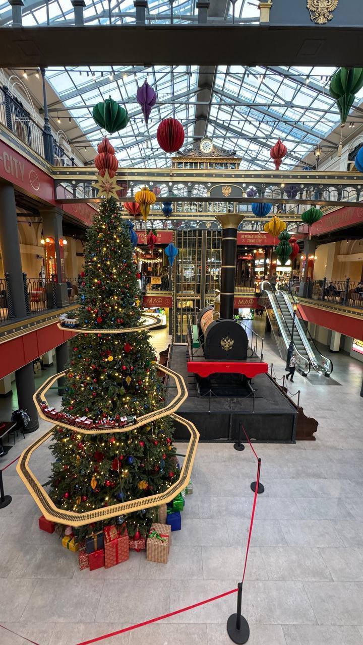 Новогоднее настроение уже чувствуется в питерском фудмолле на Обводном канале.