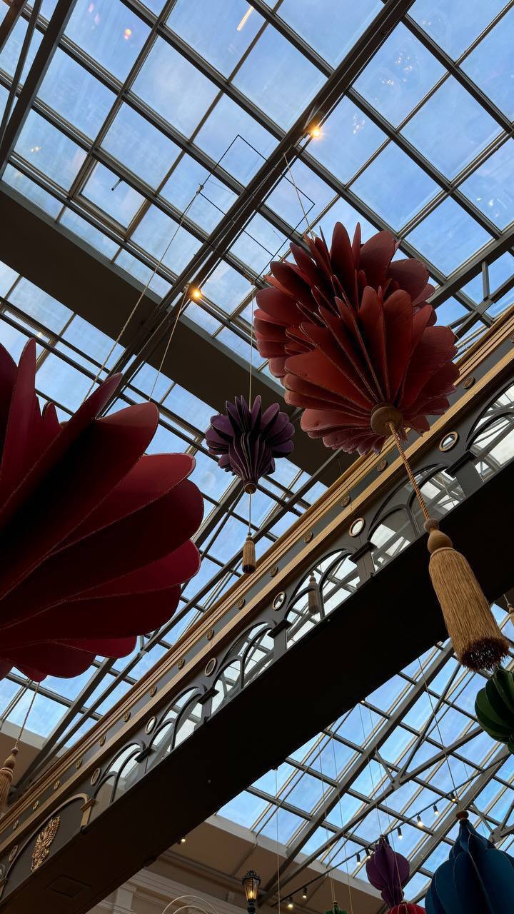 Новогоднее настроение уже чувствуется в питерском фудмолле на Обводном канале.