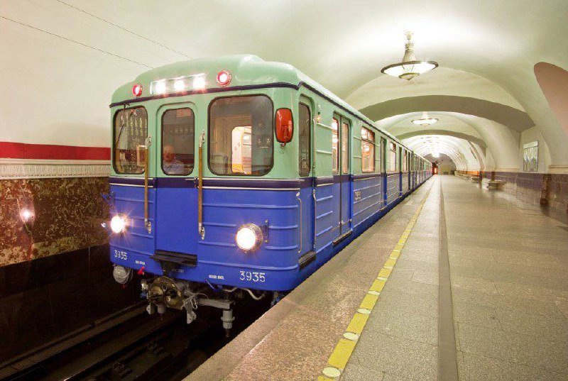 Исторический поезд прибыл в Петербург к юбилею метро