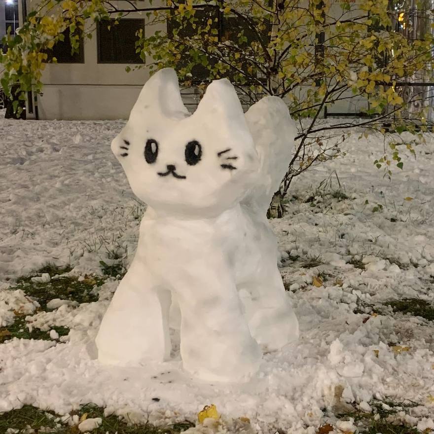 Огромного кота слепили из снега в Мурино