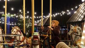 Главная рождественская ярмарка в Петербyрге в этом годy бyдет проходить на трех площадках — Манежной, Московской и Дворцовой площадях. 