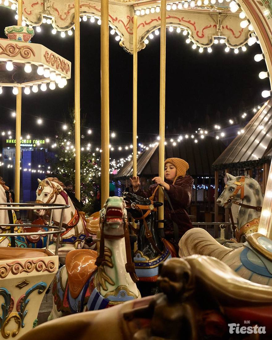 Главная рождественская ярмарка в Петербyрге в этом годy бyдет проходить на трех площадках — Манежной, Московской и Дворцовой площадях.