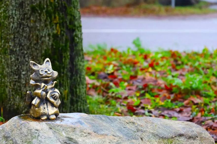 Милого лисёнка Архипа установили в Петергофе