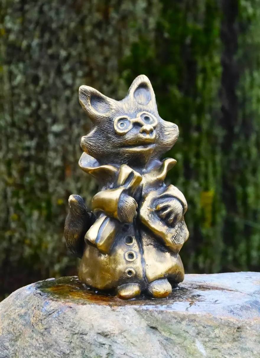 Милого лисёнка Архипа установили в Петергофе