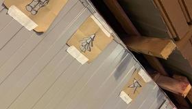 Художник нарисовал новогодний стрит-арт на строительном заборе у Дома радио