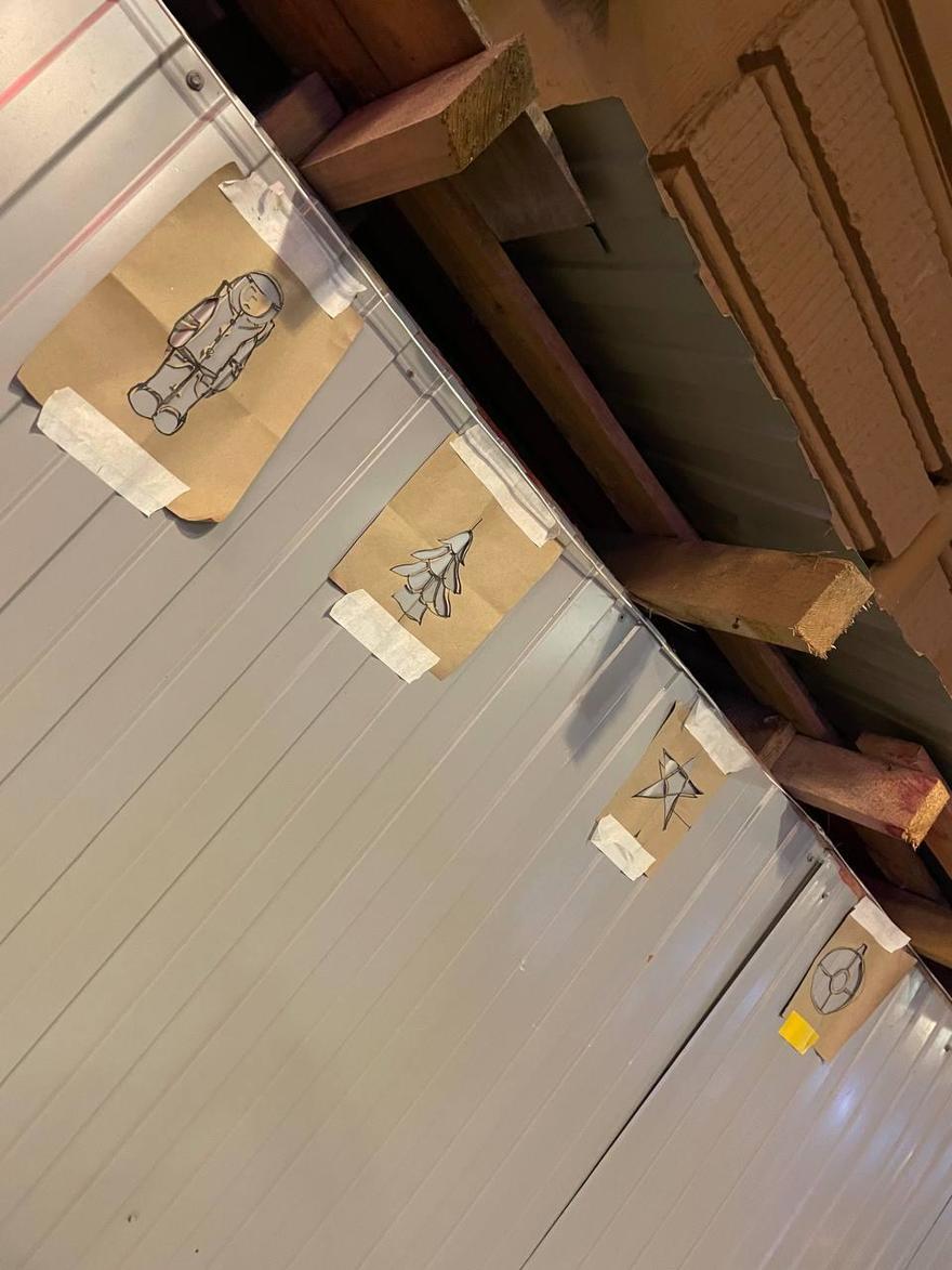 Художник нарисовал новогодний стрит-арт на строительном заборе у Дома радио