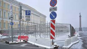 Ледяную горку уже устанавливают на Дворцовой площади.