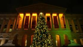 Настоящая новогодняя атмосфера появилась возле Михайловского дворца вместе с украшенной ёлкой.