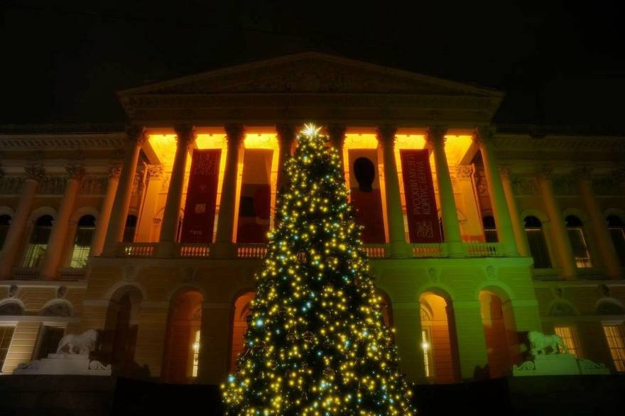 Настоящая новогодняя атмосфера появилась возле Михайловского дворца вместе с украшенной ёлкой.