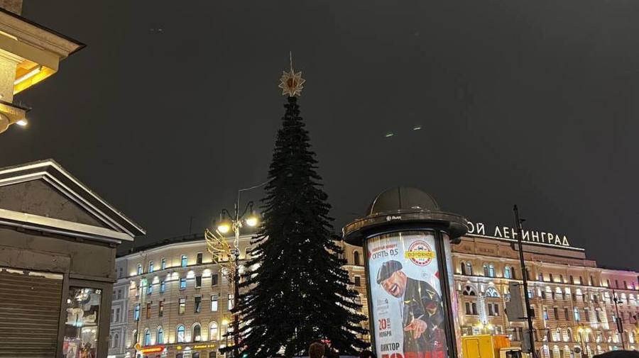Новогоднюю ёлку поставили на площади Восстания.