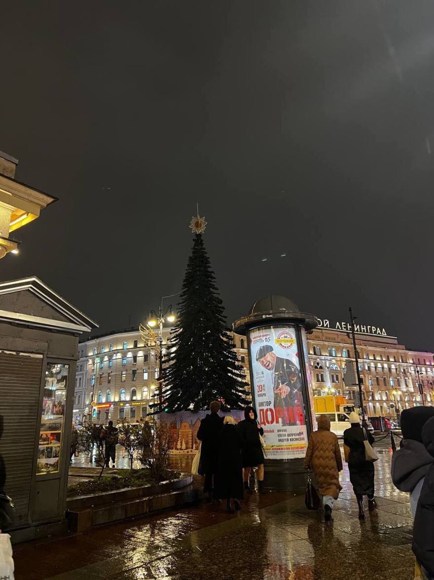 Новогоднюю ёлку поставили на площади Восстания.