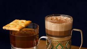 Советский раритет для итальянского напитка: один из баров Петербурга подает коктейли в подстаканниках.