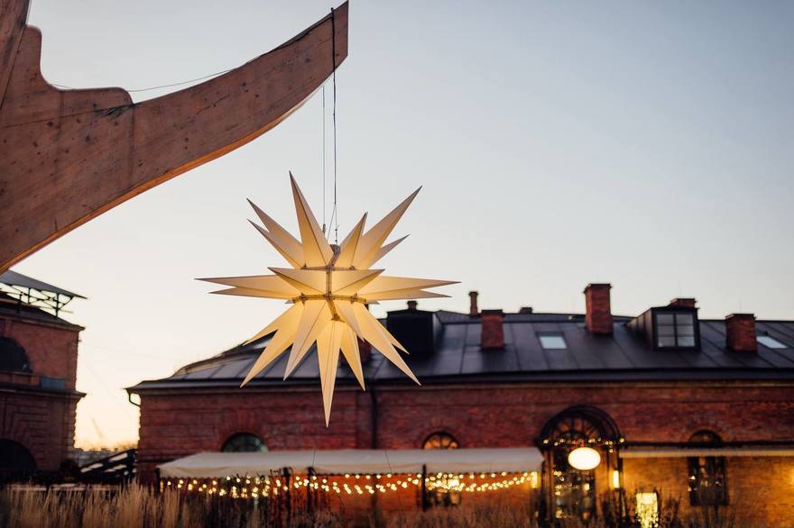 Сияющие звёзды развесили на деревьях в Новой Голландии 