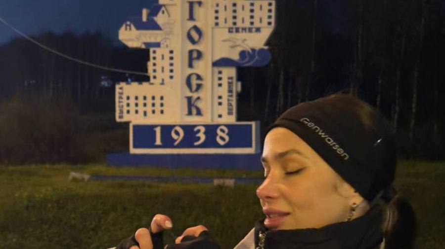 Девушка идёт пешком из Москвы в Петербург 