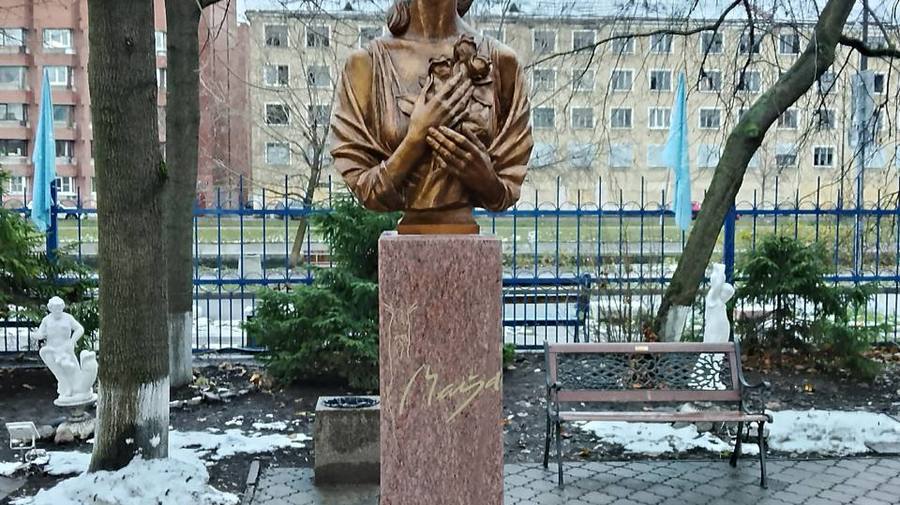 Памятник балерине Майе Плисецкой установили на набережной Пряжки